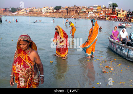 Donne pellegrini con sarees sul Gange , Varanasi, India - Foto Stock