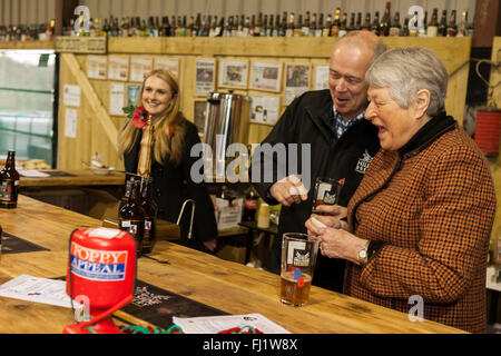 A Longhope, Gloucestershire, UK. 28 Feb, 2016. Sabato28th febbraio, a Longhope, GLOUCESTERSHIRE REGNO UNITO. Gloucestershire Lord-Lietenant Dame Janet Trotter DBE è ospite d'onore in occasione del lancio di una nuova birra artigianale denominata "Finest Hour' in onore del Royal British Legion appello di papavero e la camra Gloucester la birra di primavera il Festival che si terrà in aprile. Credito: David Broadbent/Alamy Live News Foto Stock