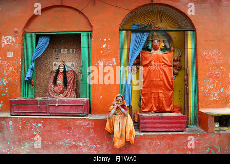 Donna indiana seduto davanti a un tempio su Dashashwamedh Ghat Varanasi, India Foto Stock