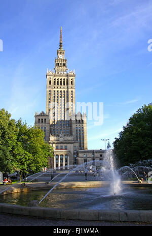 Palazzo della Cultura e della scienza a Varsavia in Polonia. Vista dal parco Parade Foto Stock