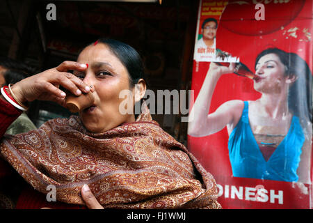 Donna bere il tè chaî in Varanasi , India Foto Stock