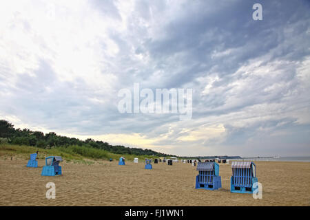 Incappucciati sdraio in spiaggia sul Mar Baltico in Heringsdorf, Meclenburgo-Pomerania Occidentale, Germania Foto Stock