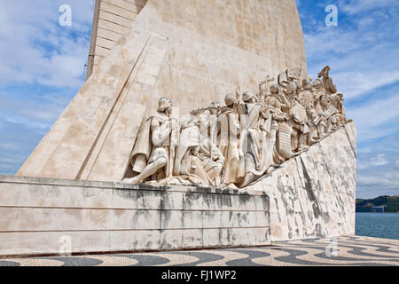 Il Monumento delle Scoperte (Il Padrao dos Descobrimentos) situato nel quartiere Belem della cittã di Lisbona, Portogallo Foto Stock