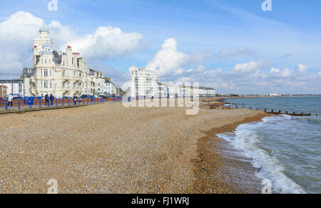 Il lungomare e il litorale in inverno su una deserta spiaggia vuota a Eastbourne, East Sussex, Inghilterra, Regno Unito. Foto Stock