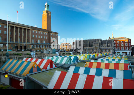 A strisce colorate tetti sulle bancarelle al mercato di Norwich Foto Stock