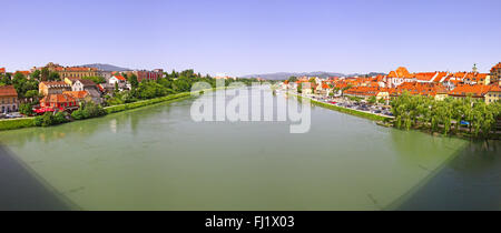 Vista panoramica del fiume Drava nella città di Maribor, Slovenia Foto Stock