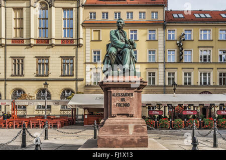 La statua di Alexander Fredro si trova sul lato sud del Rynek marketplace, Wroclaw, Polonia, Europa Foto Stock