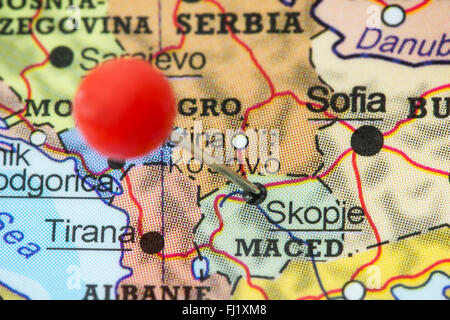 Close-up di una puntina rossa in una mappa di Skopje, in Macedonia. Foto Stock