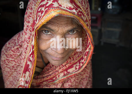 Bangladesh vecchia donna con velo e naso anello piercing a Dhaka , Bangladesh Foto Stock