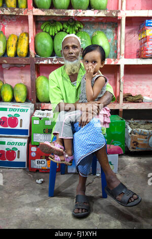 Uomo musulmano pone con il nipote in Chittagong , Bangladesh Foto Stock