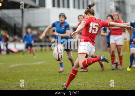 La Gnoll, Wales, Regno Unito. 28 Feb, 2016. - Galles v Francia - Donne RBS 6 Nazioni 2016 - Dyddgu Hywel del Galles cancella il credito a sfera: Samuel Bay/Alamy Live News Foto Stock