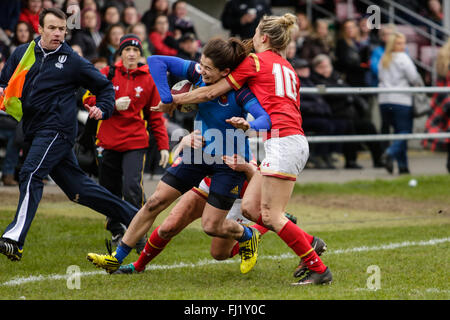 La Gnoll, Wales, Regno Unito. 28 Feb, 2016. - Galles v Francia - Donne RBS 6 Nazioni 2016 - Francia assumere la difesa gallese Credito: Samuel Bay/Alamy Live News Foto Stock