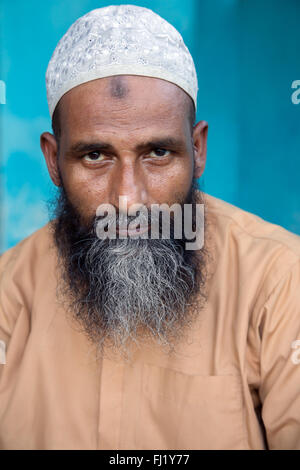 Ritratto di uomo musulmano con Taqiyah (cap) e la barba e di preghiera gobba (zebibah) in Sreemangal , Bangladesh Foto Stock