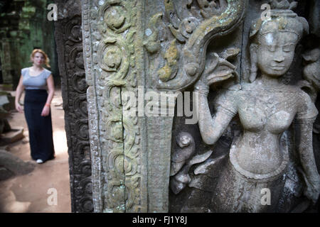 Apsara all'interno di Ta Prohm, Siem Reap , Cambogia Foto Stock