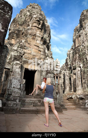 I turisti in visita a tempio Bayon, Siem Reap, Cambogia Foto Stock