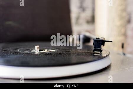 Vecchi giradischi polverosi dettaglio con disco in vinile e lo stilo il fuoco selettivo Foto Stock