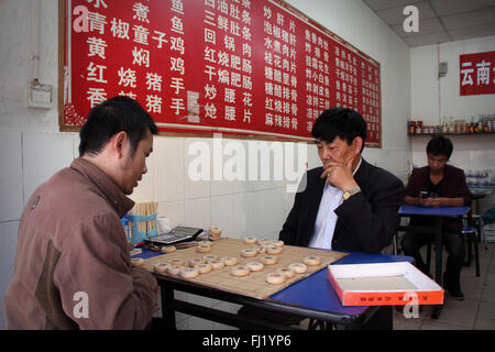 Due uomini a giocare a scacchi in Kunming, in Cina Foto Stock