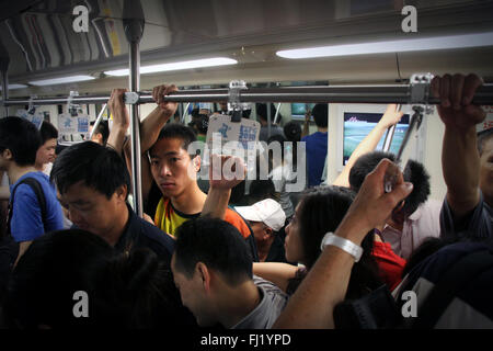 La gente di passeggeri in metro di Shanghai, Cina Foto Stock