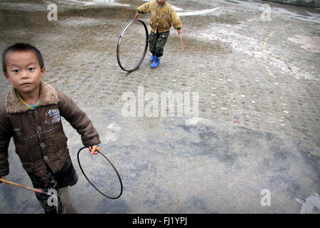 Bambini che giocano nel villaggio Shiqiao, Guizhou, Cina Foto Stock