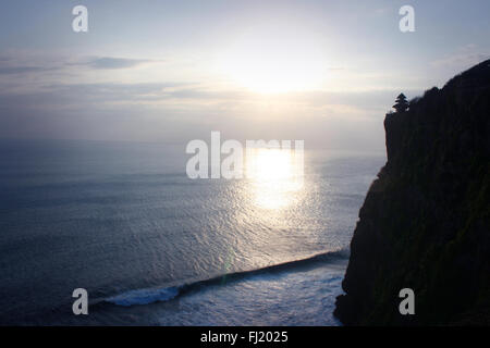 Tramonto sul Tempio di Uluwatu , Bali , Indonesia Foto Stock