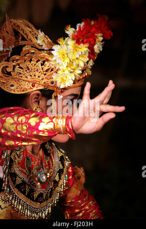 Uno spettacolo di danza Barong presso il teatro all'aperto di notte in Ubud, Bali, Indonesia Foto Stock