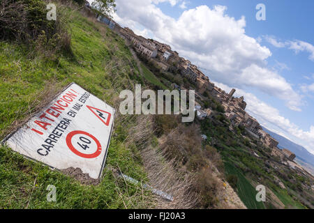 Attenzione, cattiva condizione della strada segno con castello e mura medievali della città di Sos del Rey Católico, Aragona, Spagna Foto Stock