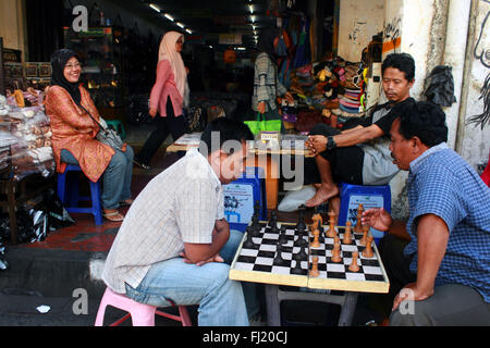 Gli uomini che giocano a scacchi in una strada di Yogyakarta, Java, Indonesia Foto Stock