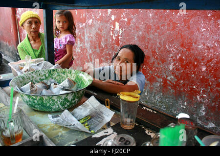 Persone in Yogyakarta city centre, Indonesia Foto Stock