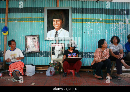 Pittore di strada in Yogyakarta con ritratto di Joko Widodo , presidente dell'Indonesia Foto Stock