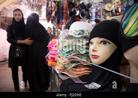 Chiudere su un hijab per la vendita su un modello di plastica nel Vakil bazaar a Shiraz , far provincia , Iran Foto Stock