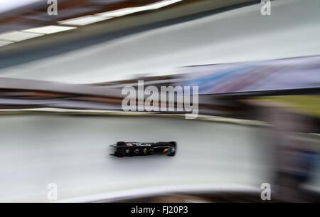 Koenigssee, Germania. 28 Feb, 2016. Un quattro uomo bob team decolla durante il bob di Coppa del Mondo a Koenigssee, Germania, 28 febbraio 2016. Foto: TOBIAS HASE/dpa/Alamy Live News Foto Stock