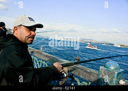 Bagno turco pescatore sul Ponte di Galata, Istanbul Foto Stock