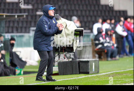 Udine, Italia. 28 Feb, 2016. Hellas Verona il capo allenatore Luigi Delneri gesti durante il campionato italiano di una partita di calcio tra Udinese Calcio v Hellas Verona FC. Udinese batte 2-0 Hellas Verona nel Campionato Italiano di una partita di calcio, obiettivi da Emmanuel Badu e Cyril Thereau a Dacia Arena di Udine. Credito: PACIFIC PRESS/Alamy Live News Foto Stock