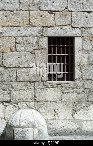 Finestra sbarrata e mattoni della facciata del palazzo medievale Palais d'Isle di Annecy, Francia Foto Stock