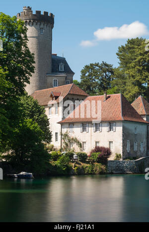 Donjon e gli edifici del castello di Duingt su di una piccola penisola sul lago di Annecy, Savoia, Francia Foto Stock