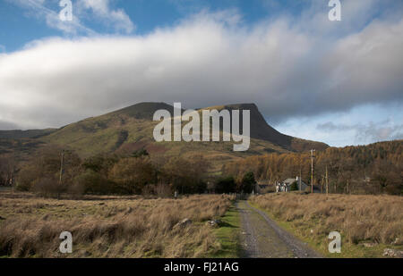 Y Garn il lato nord della cresta Nantlle dal percorso di Beddgelert a Rhyd-Ddu Snowdonia Gwynedd Galles del Nord Foto Stock