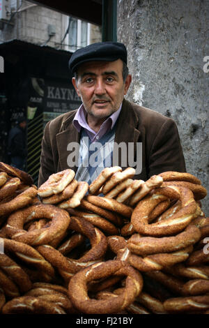 Uomo di vendita Simit tradizionale pane in Istanbul Foto Stock