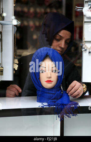 Il hijab tradizionale velo musulmano sul display in un negozio ad Istanbul in Turchia Foto Stock