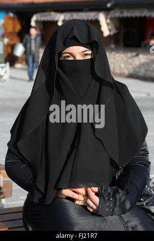 Una giovane donna musulmana indossare niqab tradizionale di Istanbul Foto Stock