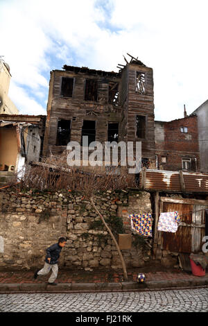 Un bambino gioca in una strada di Fatih , Istanbul Foto Stock