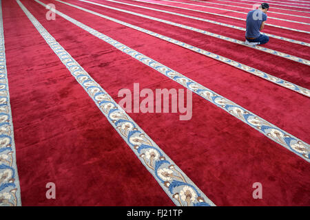 Uomo in preghiera nella moschea di Sehzade , Istanbul Foto Stock