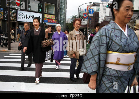 La gente in una strada di Tokyo, Giappone Foto Stock