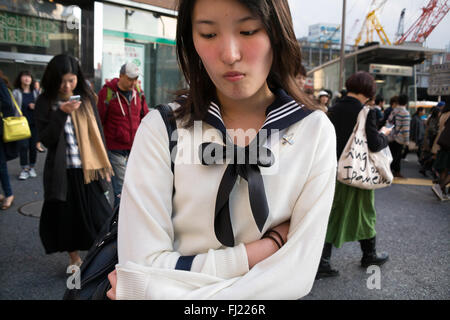 Timida ragazza solitaria in una strada di Tokyo, Giappone Foto Stock