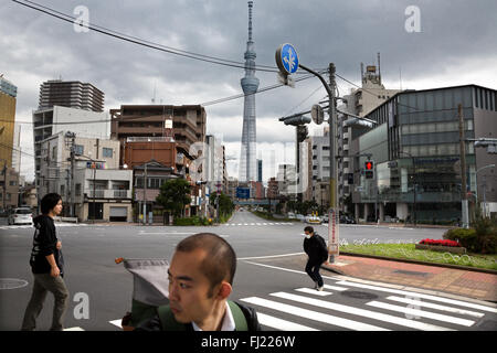 La gente in una strada di Tokyo, Giappone Foto Stock