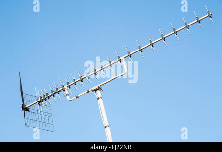 Antenna televisione sullo sfondo di un cielo blu Foto Stock