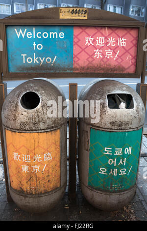 Pubblico trash lattine in Tokyo, Giappone, con "Benvenuto a Tokyo' iscritto Foto Stock