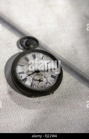 Antico orologio in Hiroshima Peace Memorial Museum Foto Stock