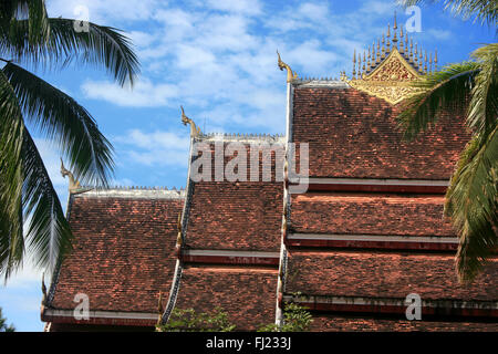 Tetto di Wat Mai monastero , Luang Prabang , Laos Foto Stock