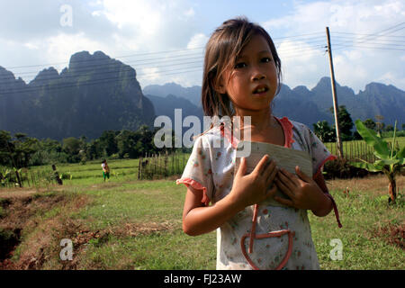 Bel ritratto della ragazza laotiana vicino a Vang Vieng , Laos Foto Stock