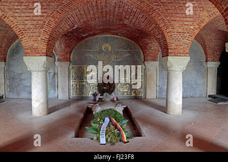 Il santuario della cripta in Lommel cimitero di guerra tedesco, Lommel, Belgio. Foto Stock